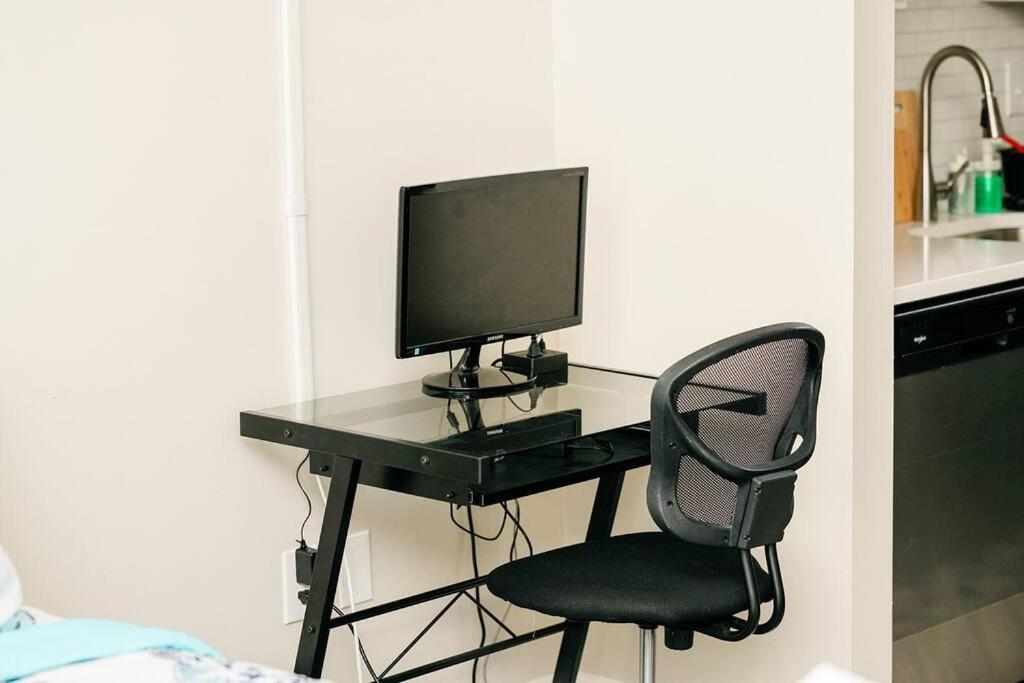 - No Steps - Walkable & Free Parking Apartment